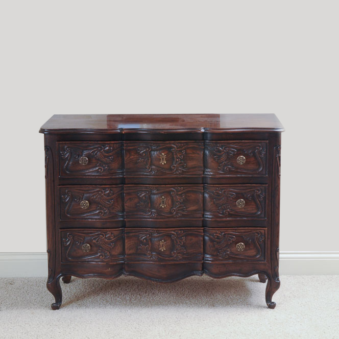 Elegant Three Drawer Oak Chest EBTH