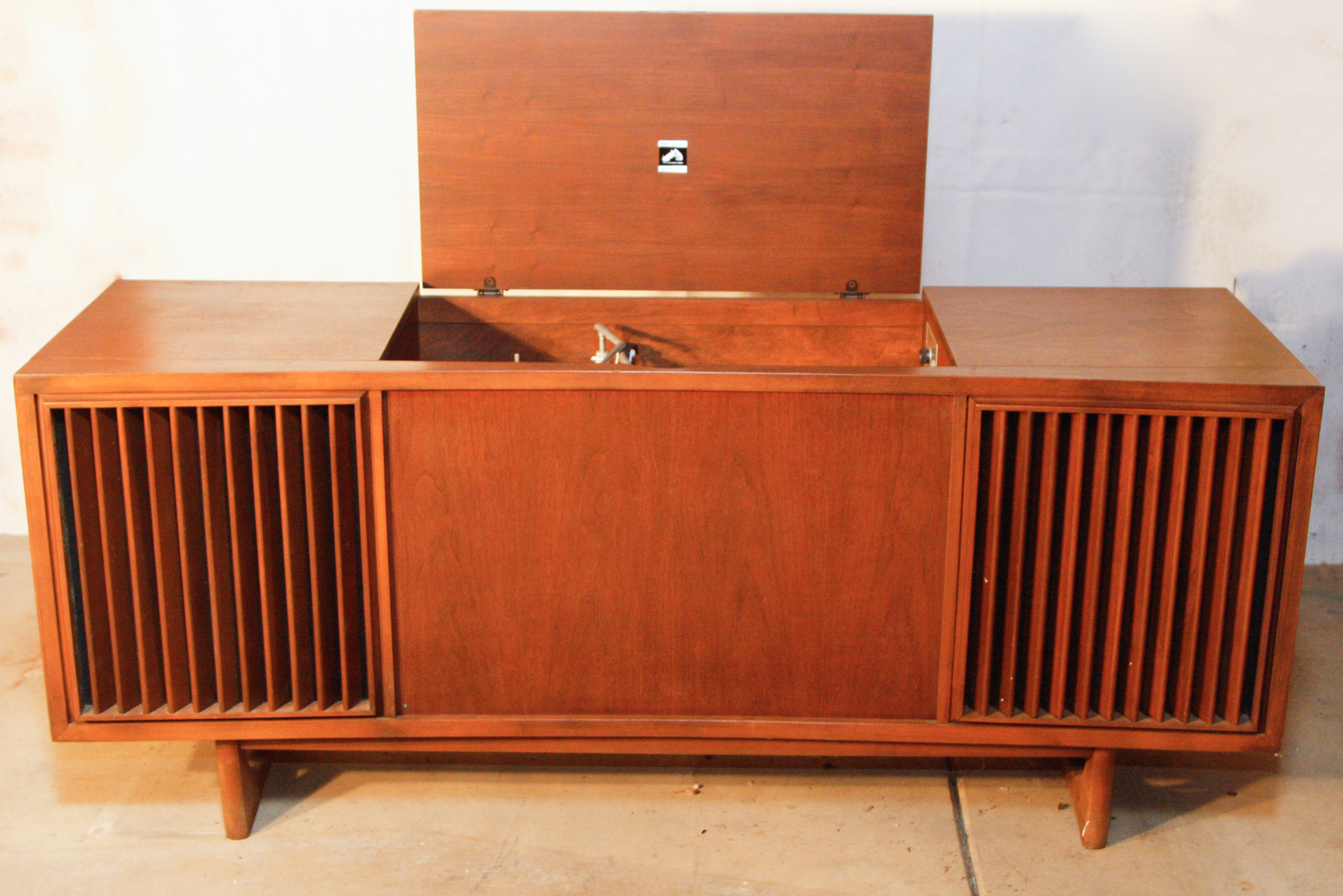 MidCentury RCA Victor Stereo Console EBTH