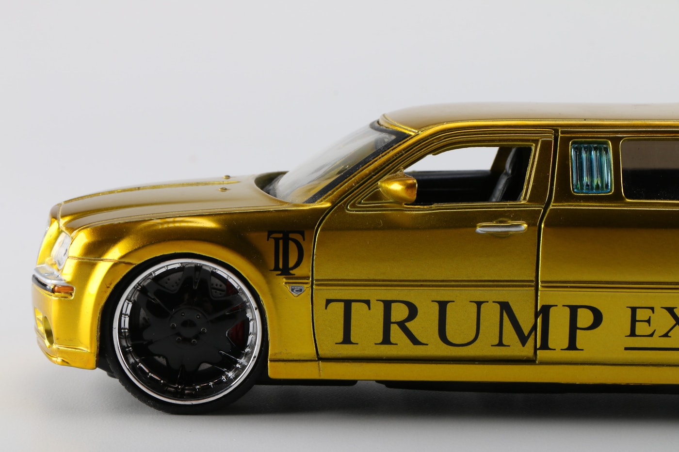 Trump Executive Collection Die Cast Limousine Ebth