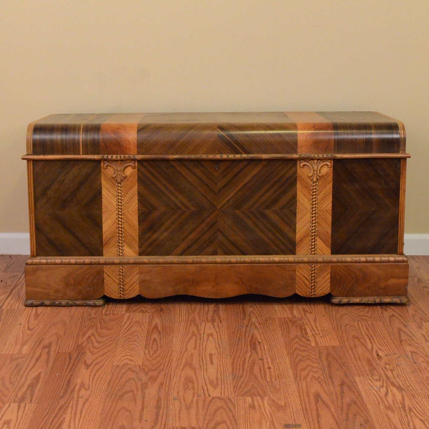 Roos Sweetheart Cedar Chest EBTH