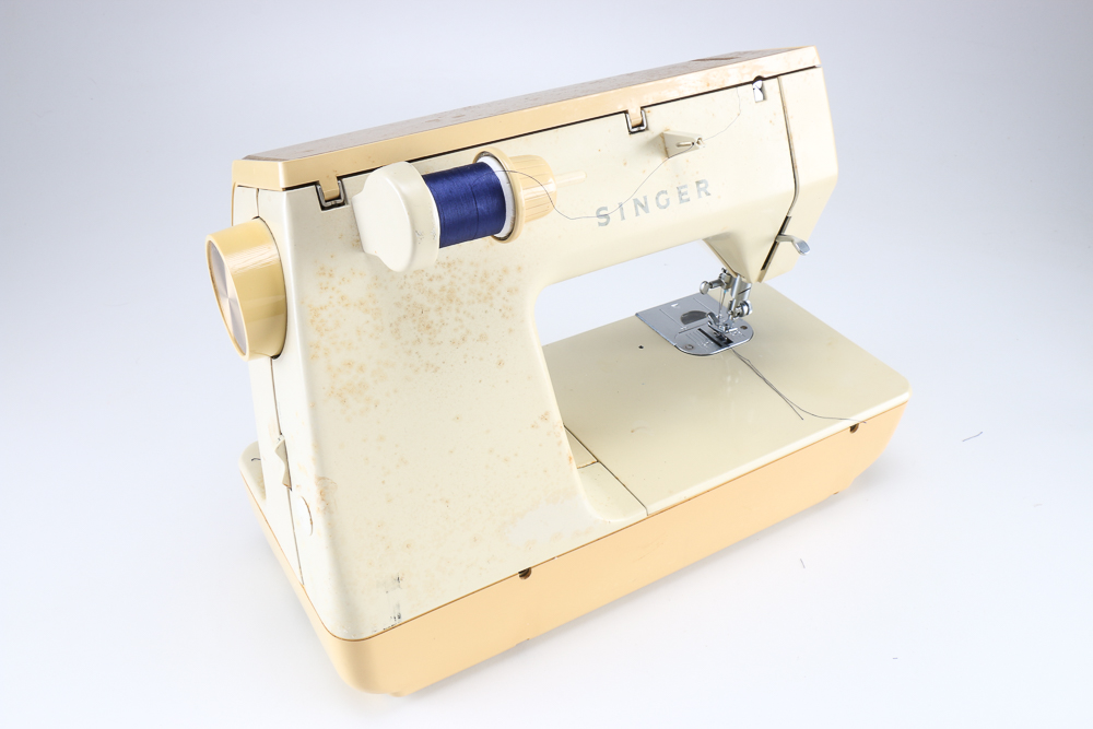 Futura 900 Vintage Singer Sewing Machine EBTH