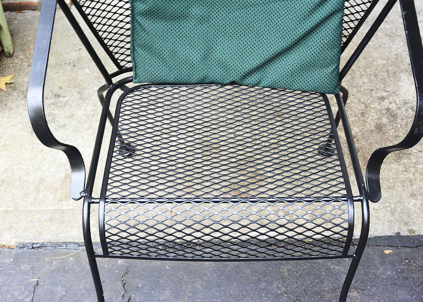 Black Mesh Metal Patio Table with Chairs EBTH