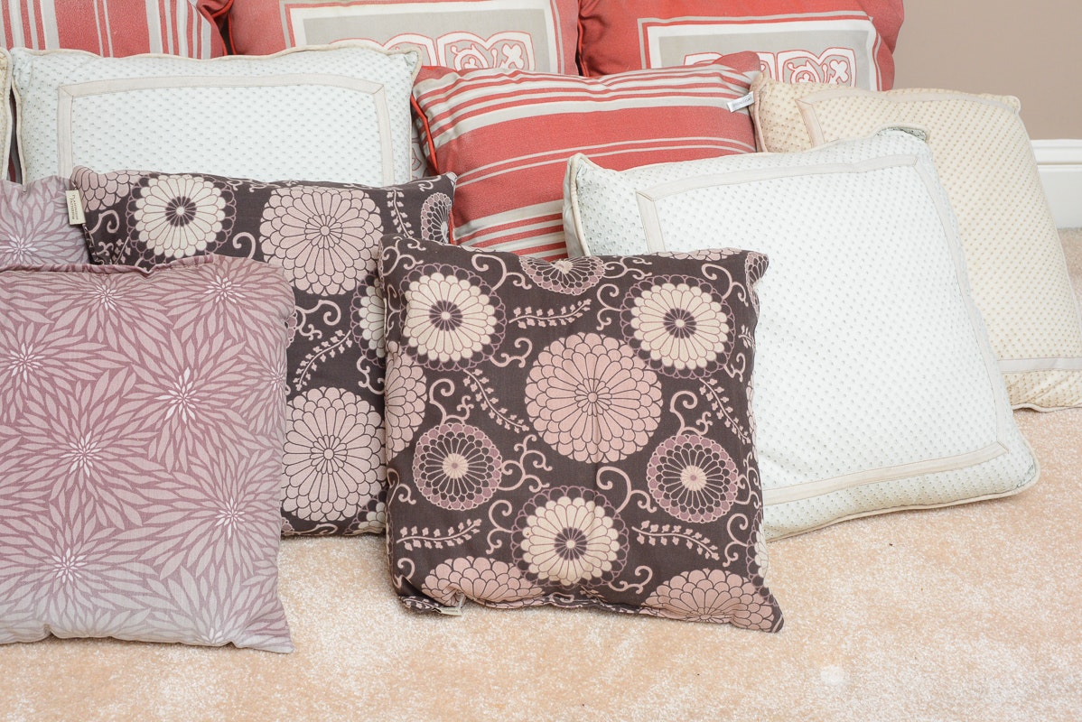 Large Collection of Outdoor Pillows : EBTH