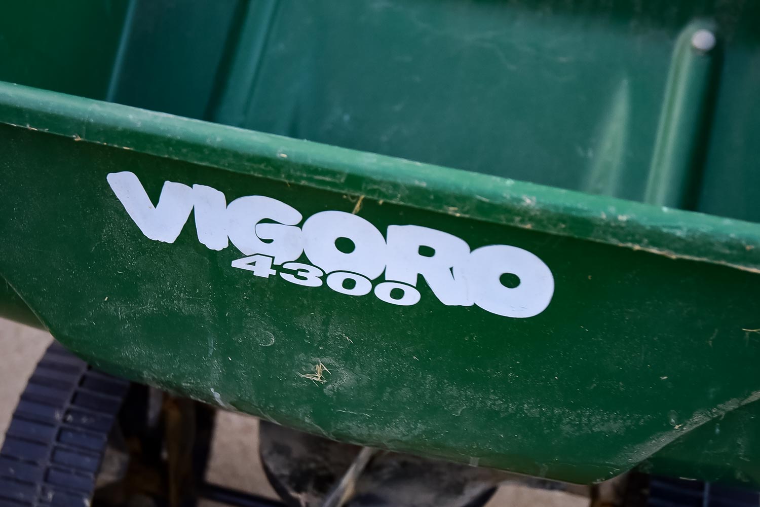 Vigoro 4300 Broadcast Spreader EBTH