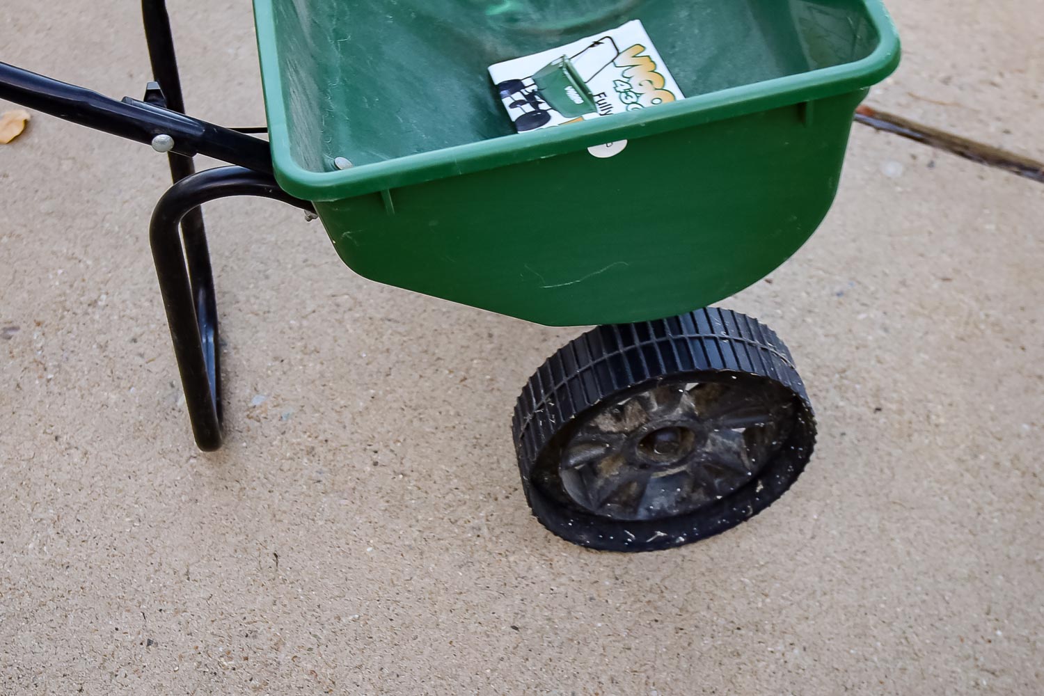 Vigoro 4300 Broadcast Spreader EBTH