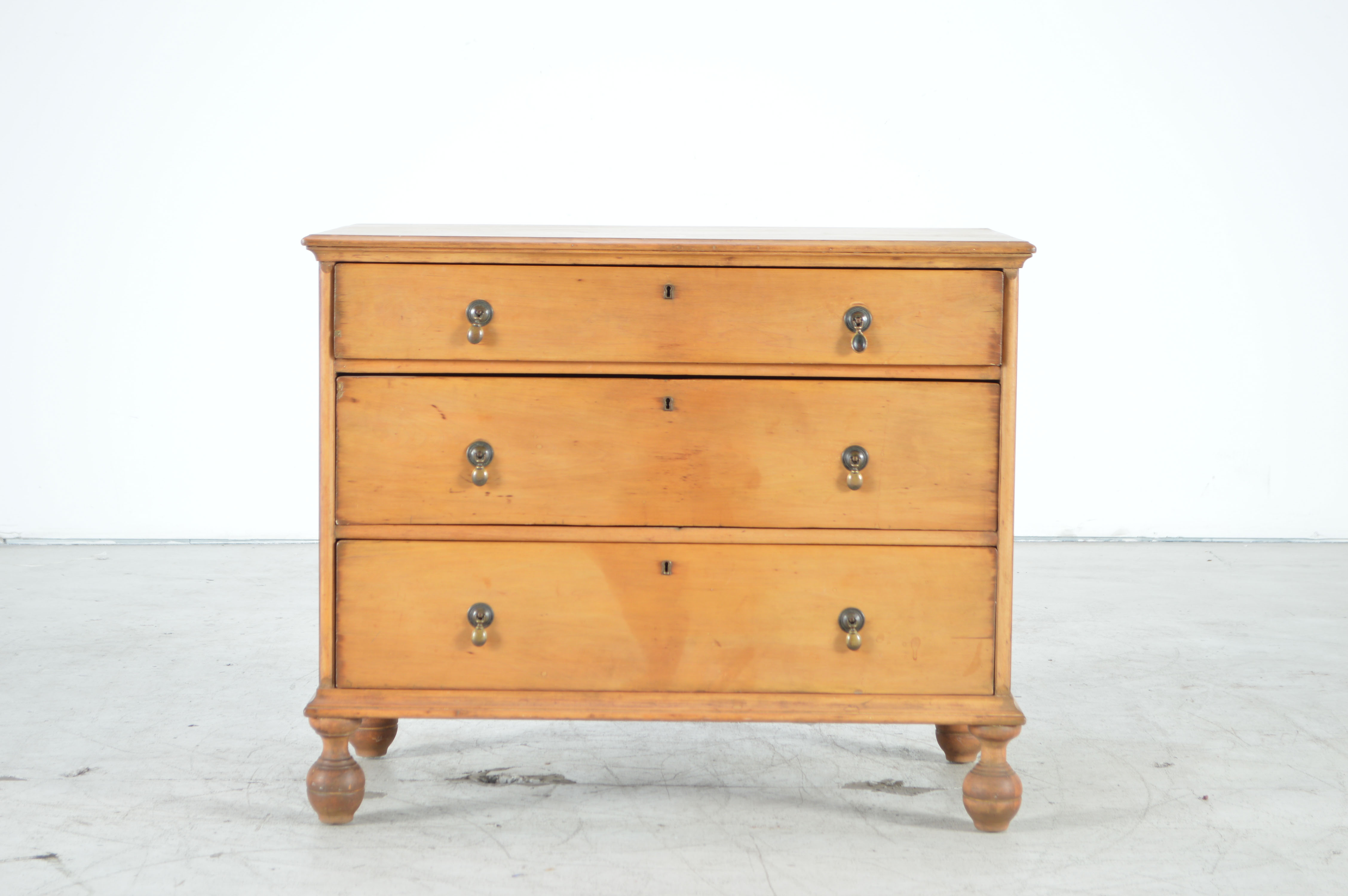 Vintage Poplar Wood Lincoln Furniture Co. Chest of Drawers EBTH