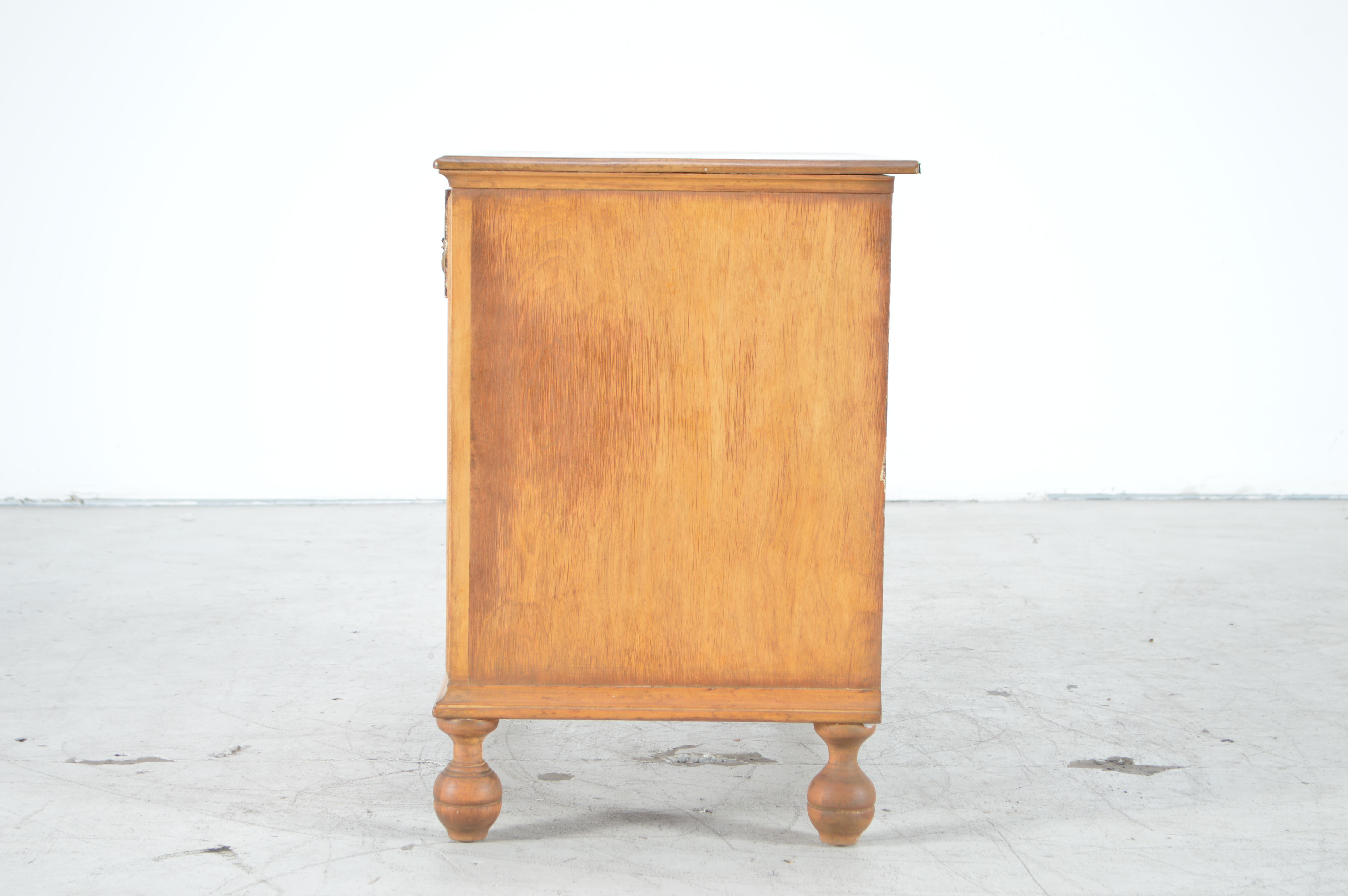 Vintage Poplar Wood Lincoln Furniture Co. Chest of Drawers EBTH