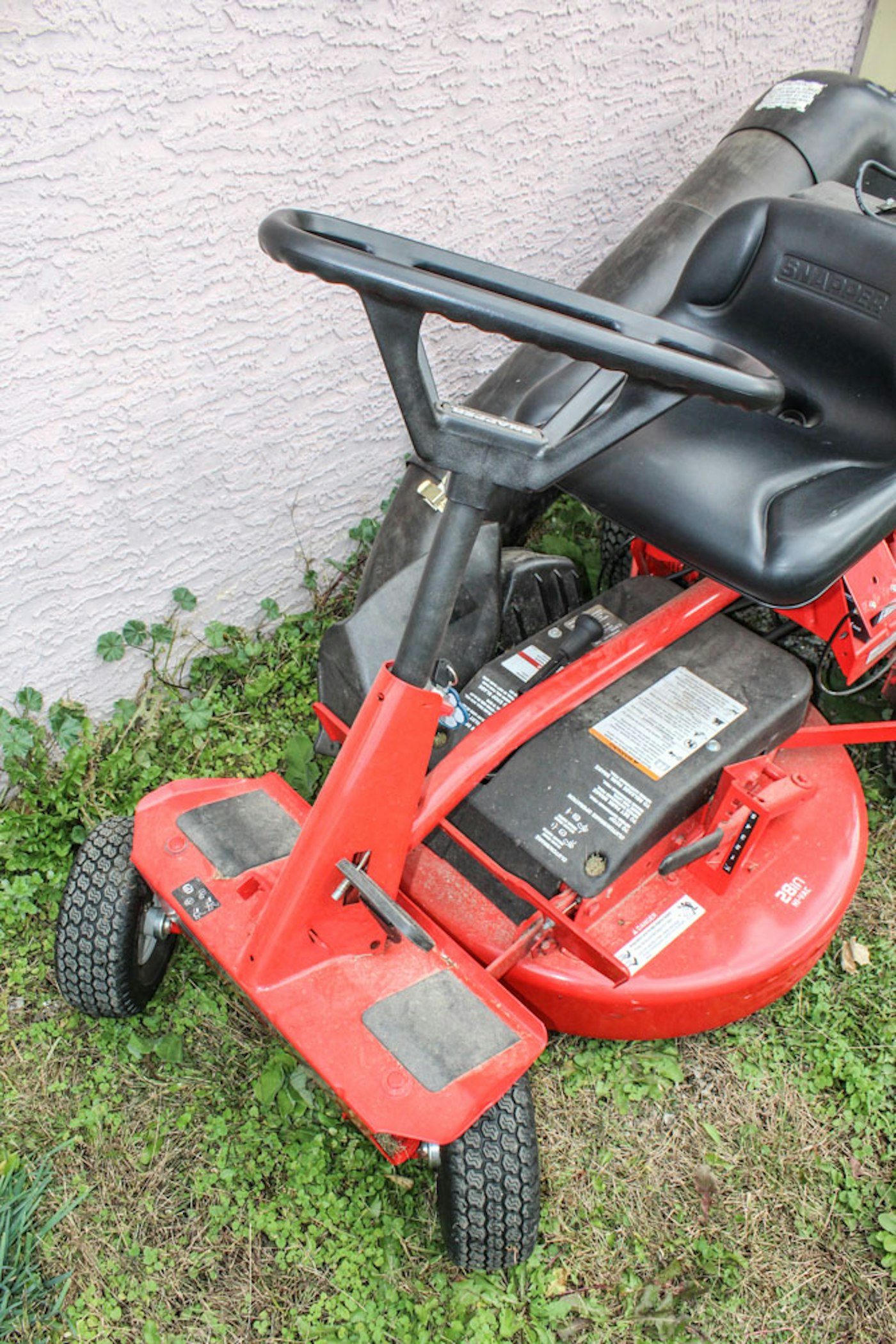 Snapper 28 HiVac Rear Engine Riding Lawn Mower EBTH