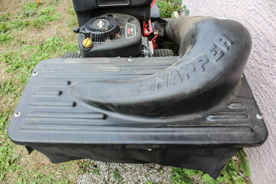 Snapper 28 Hi-Vac Rear Engine Riding Lawn Mower | EBTH