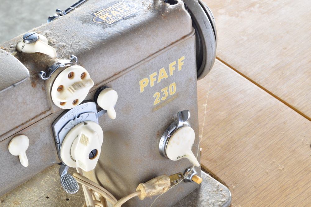 Vintage Pfaff Sewing Machine and Table EBTH