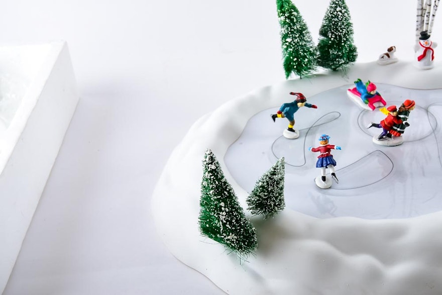 Department 56 "Village Animated Skating Pond" | EBTH