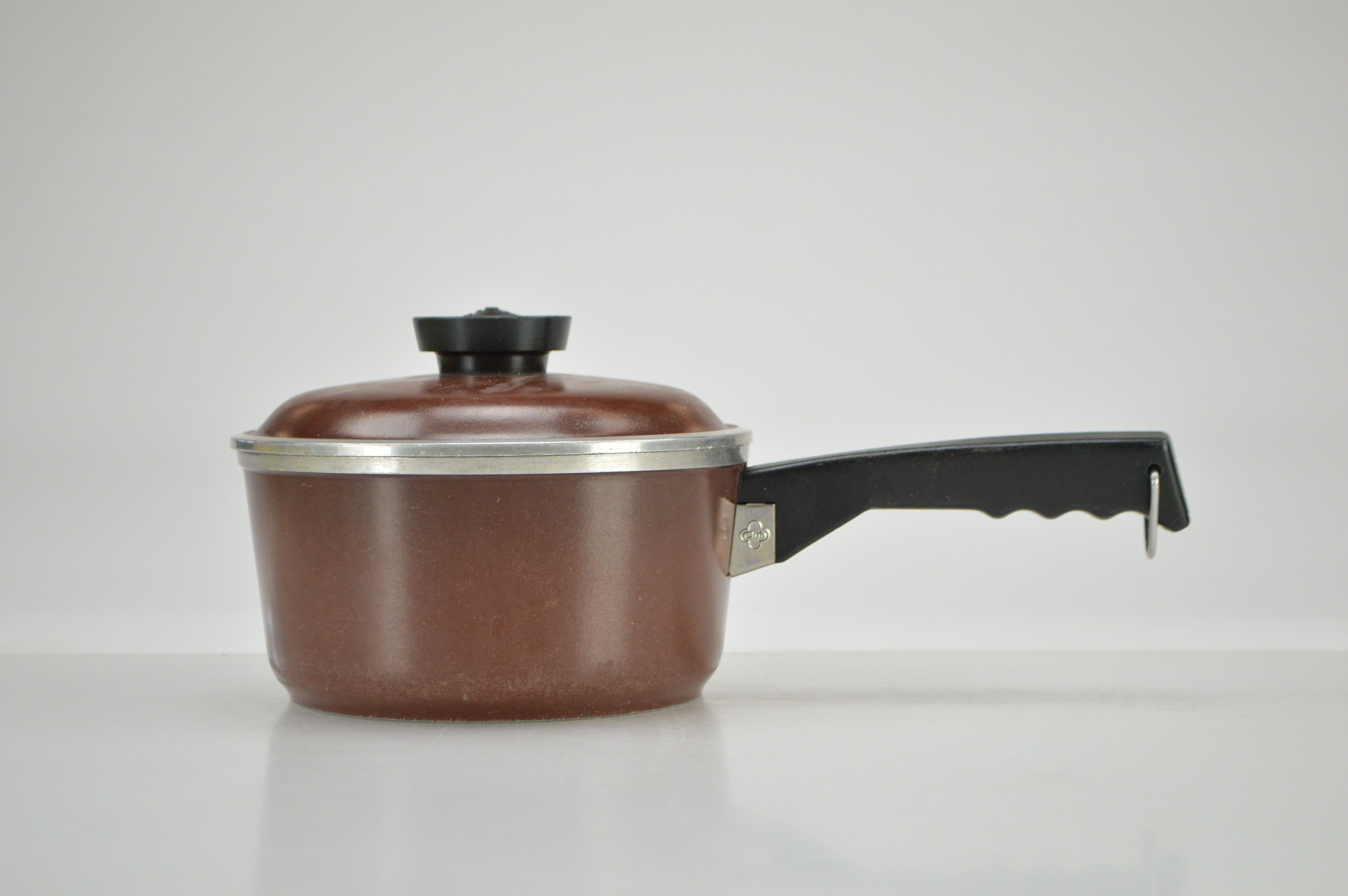 Wagner Ware No. 9 Drip Drop Roaster and Vintage Club Cookware EBTH