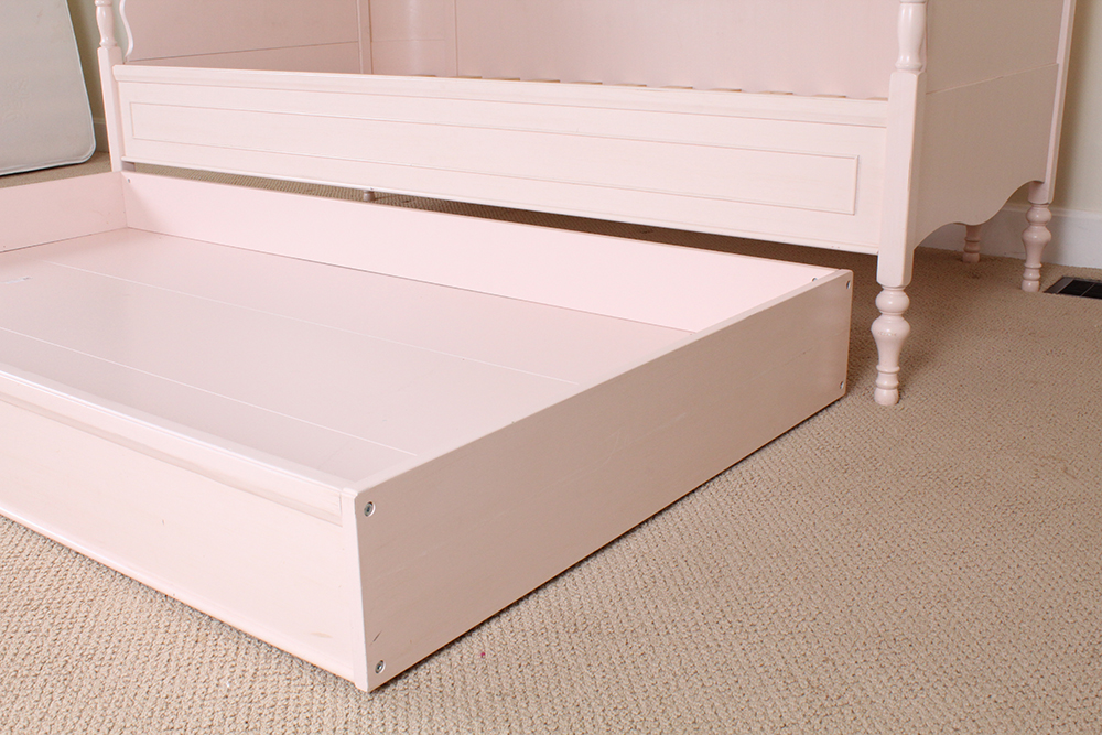 Pink Daybed With Trundle Bed from Pottery Barn | EBTH
