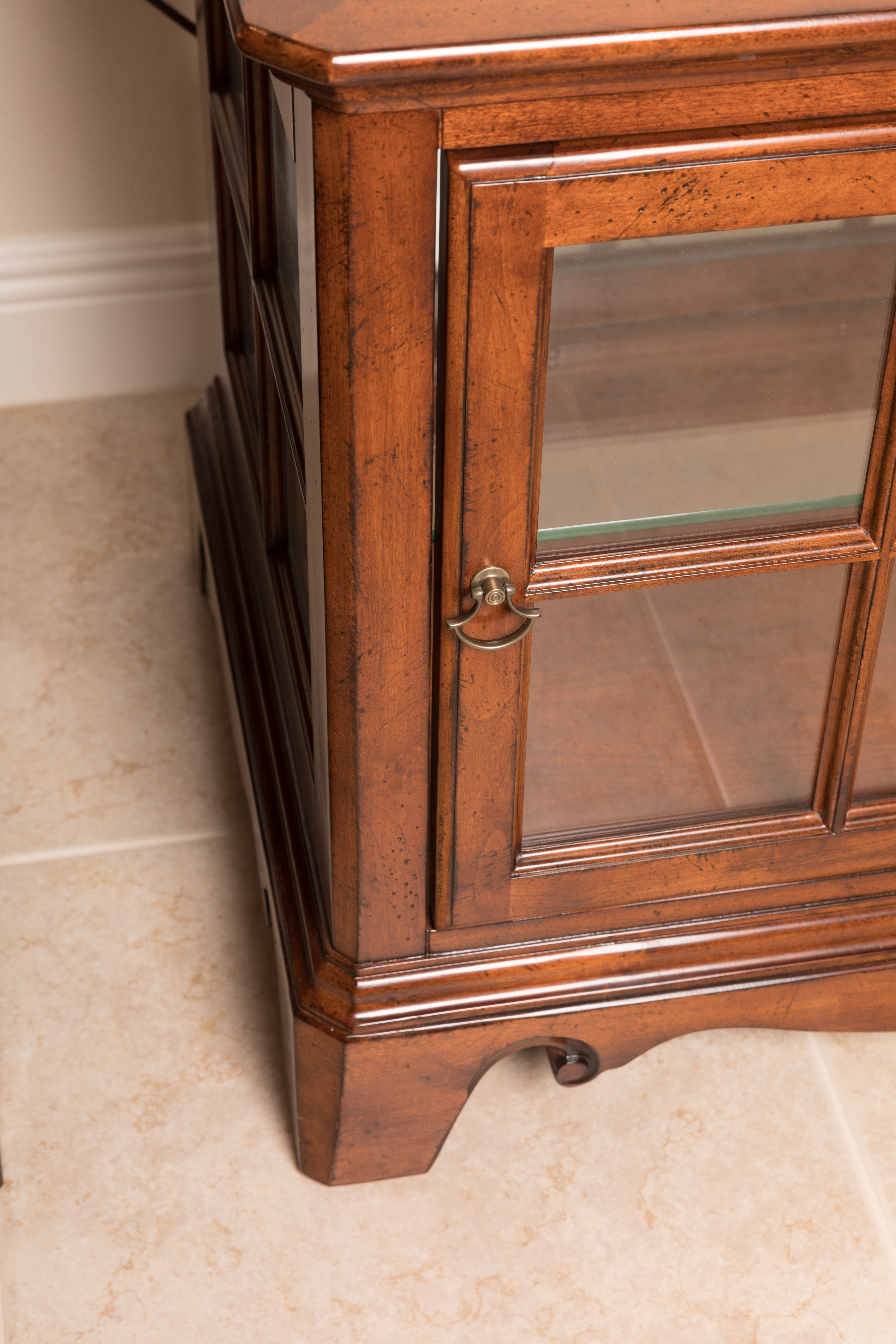 Thomasville Curio End Table EBTH