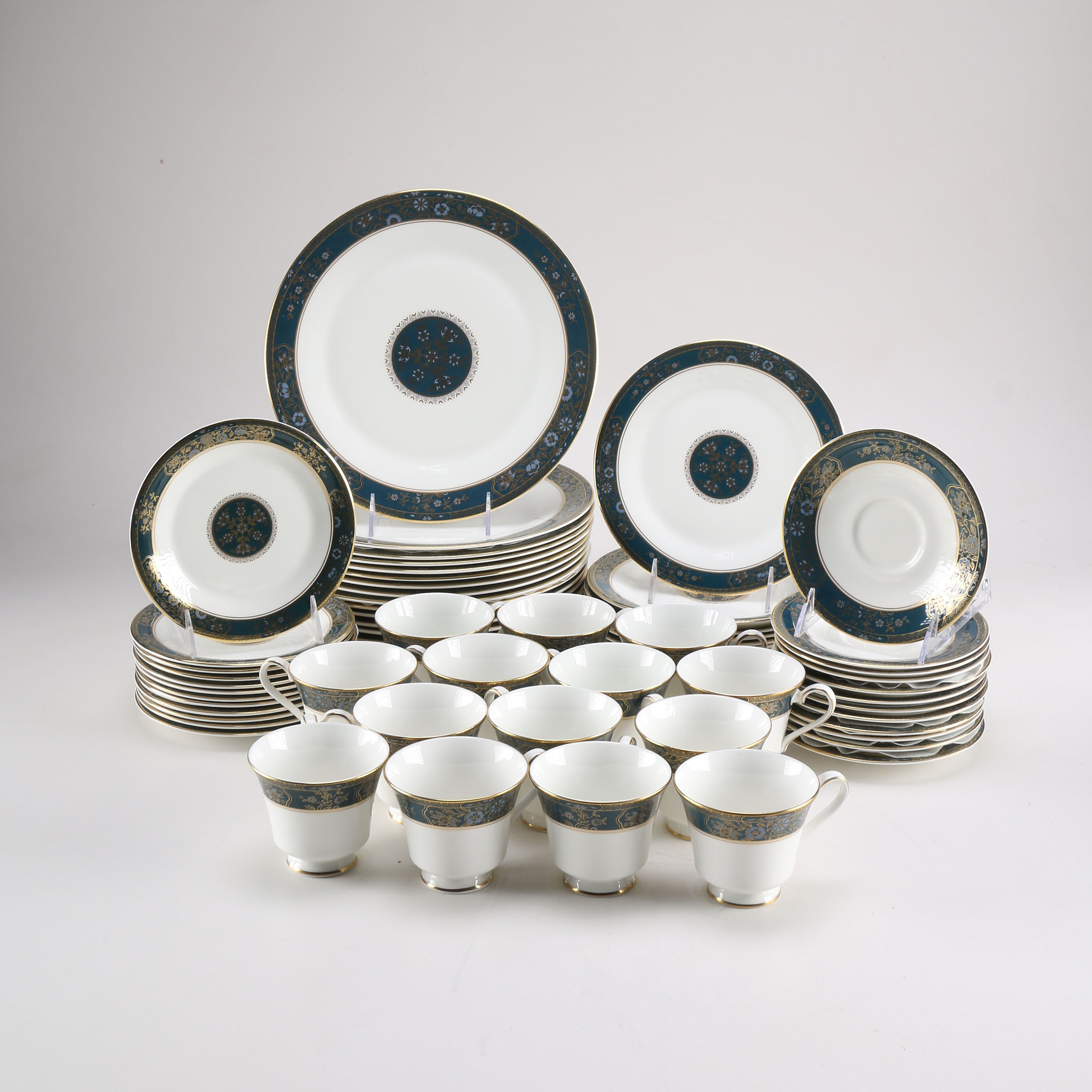 Royal Doulton "Carlyle" China Set EBTH