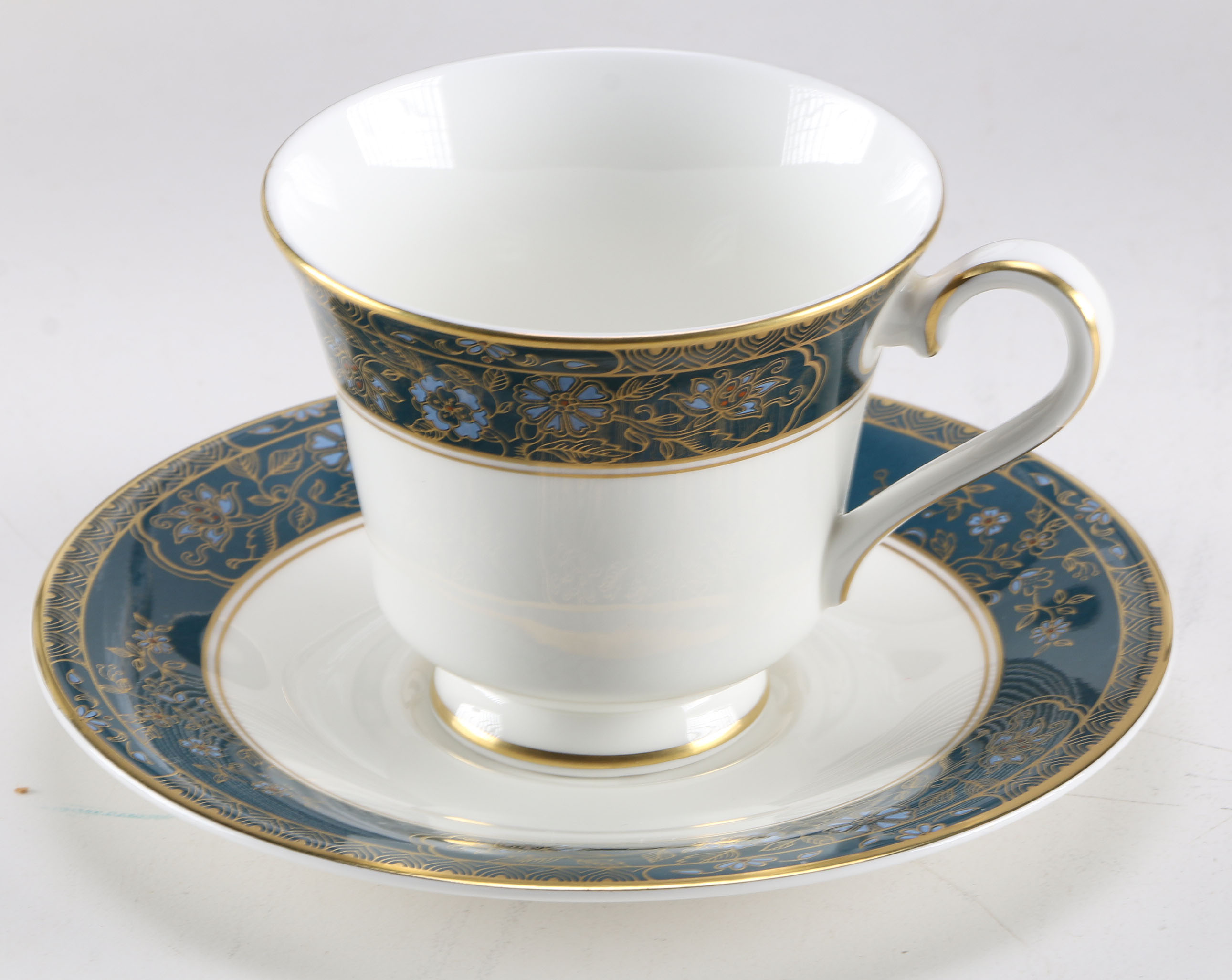 Royal Doulton "Carlyle" China Set EBTH