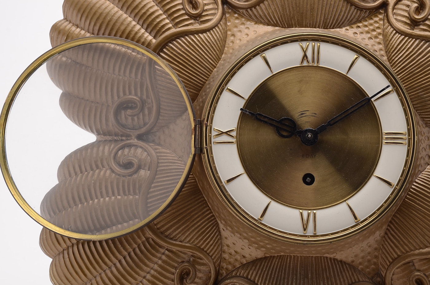 Vintage Shell Design Wall Clock | EBTH