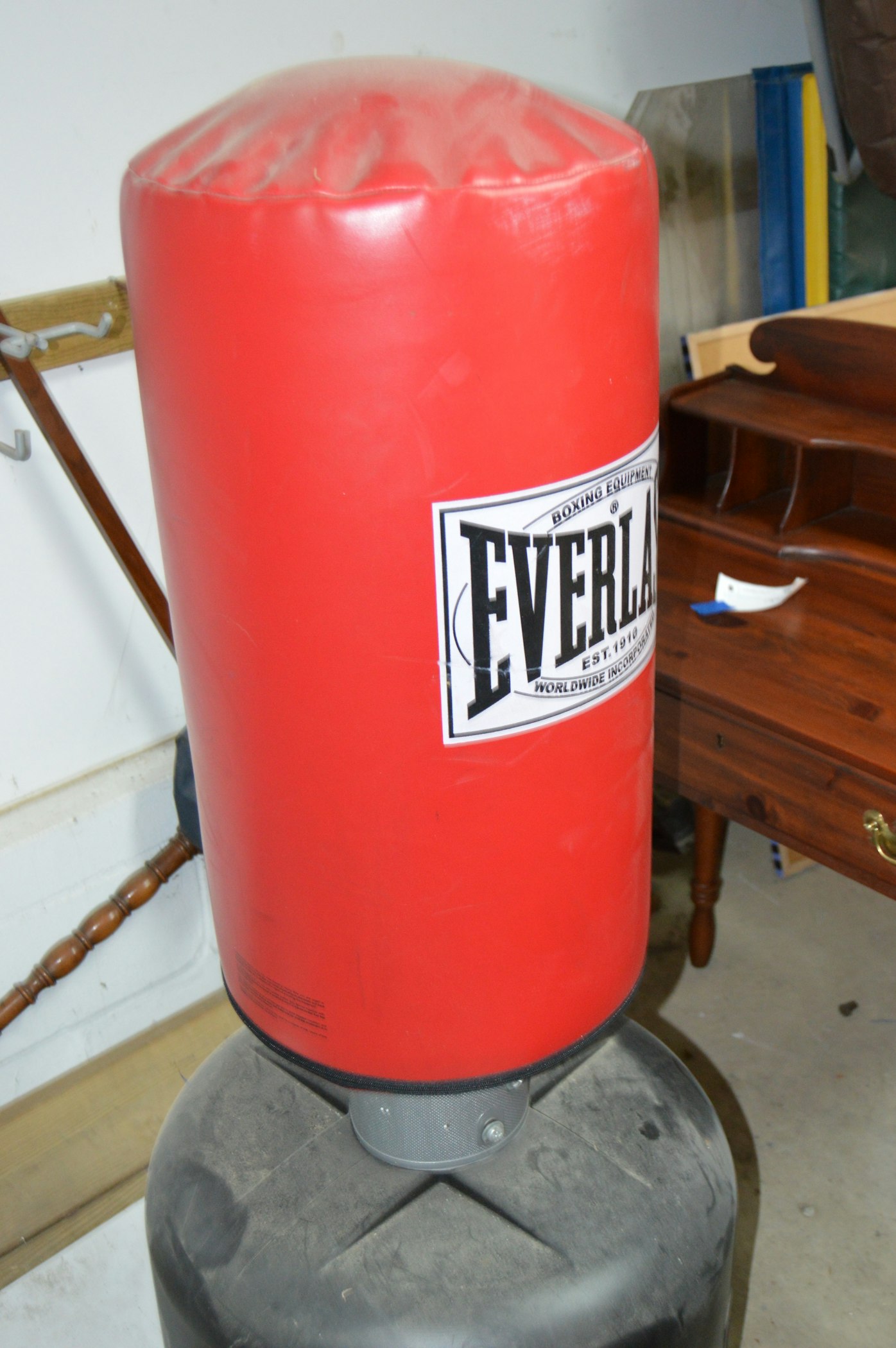 Everlast Free Standing Punching Bag EBTH Everlast Free Standing Punching Bag EBTH