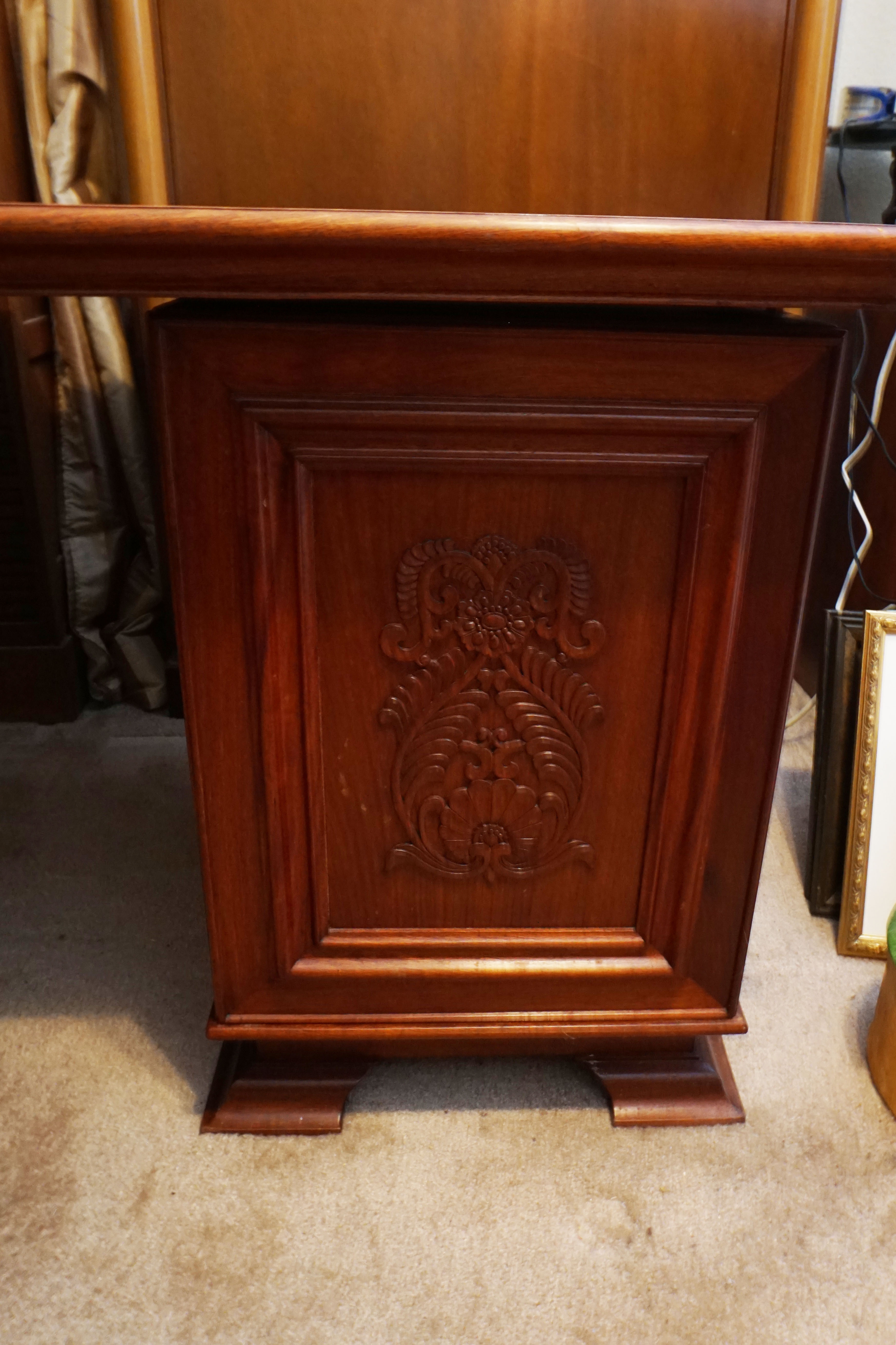 Vintage Wood Keyhole Desk | EBTH