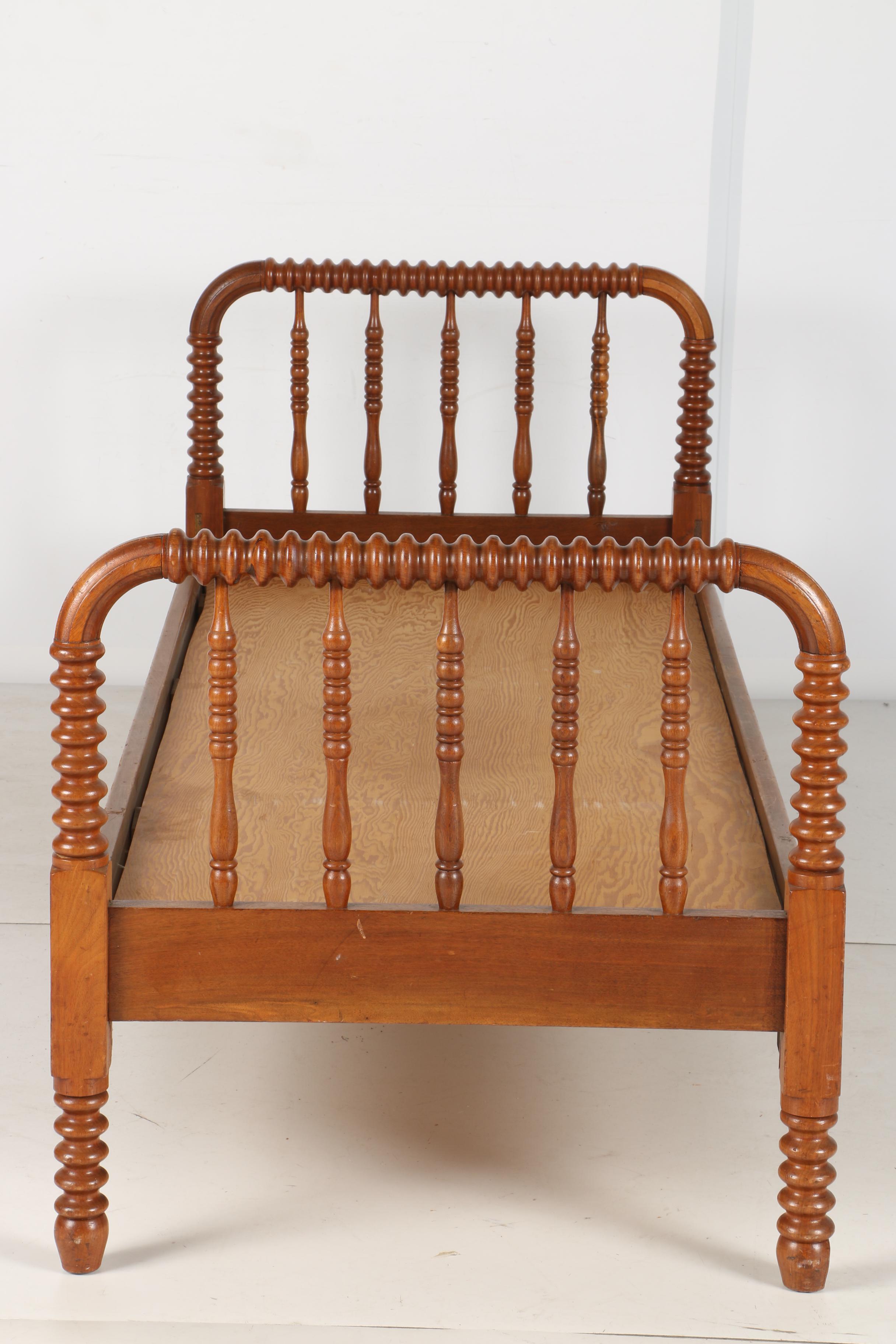 Vintage Jenny Lind Style Daybed EBTH