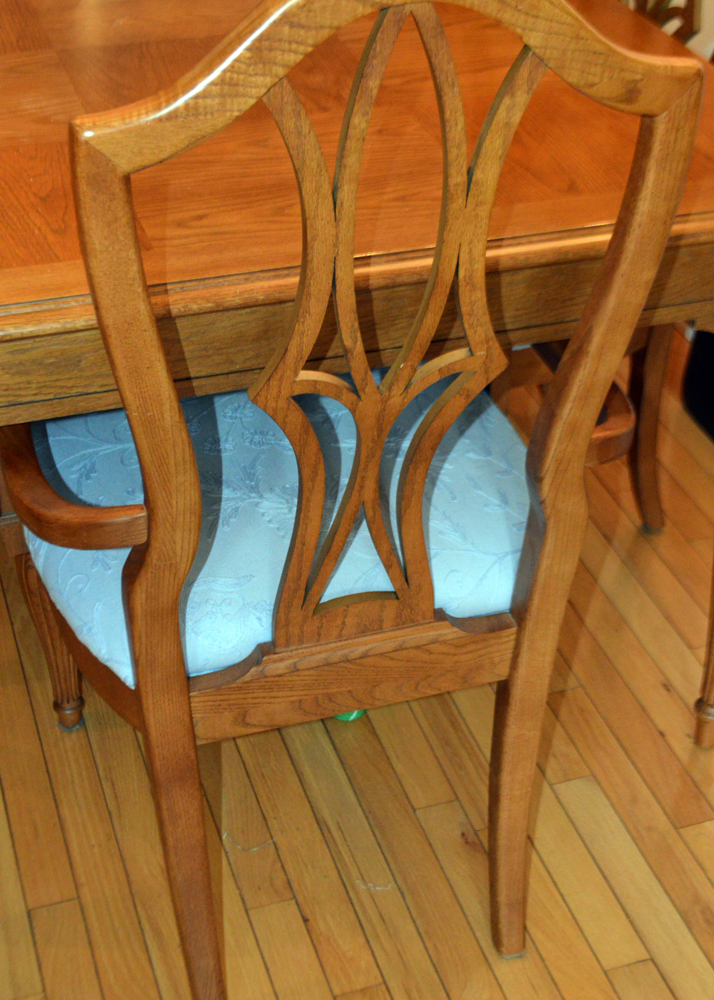 Traditional Oak Dining Room Table and Chairs EBTH