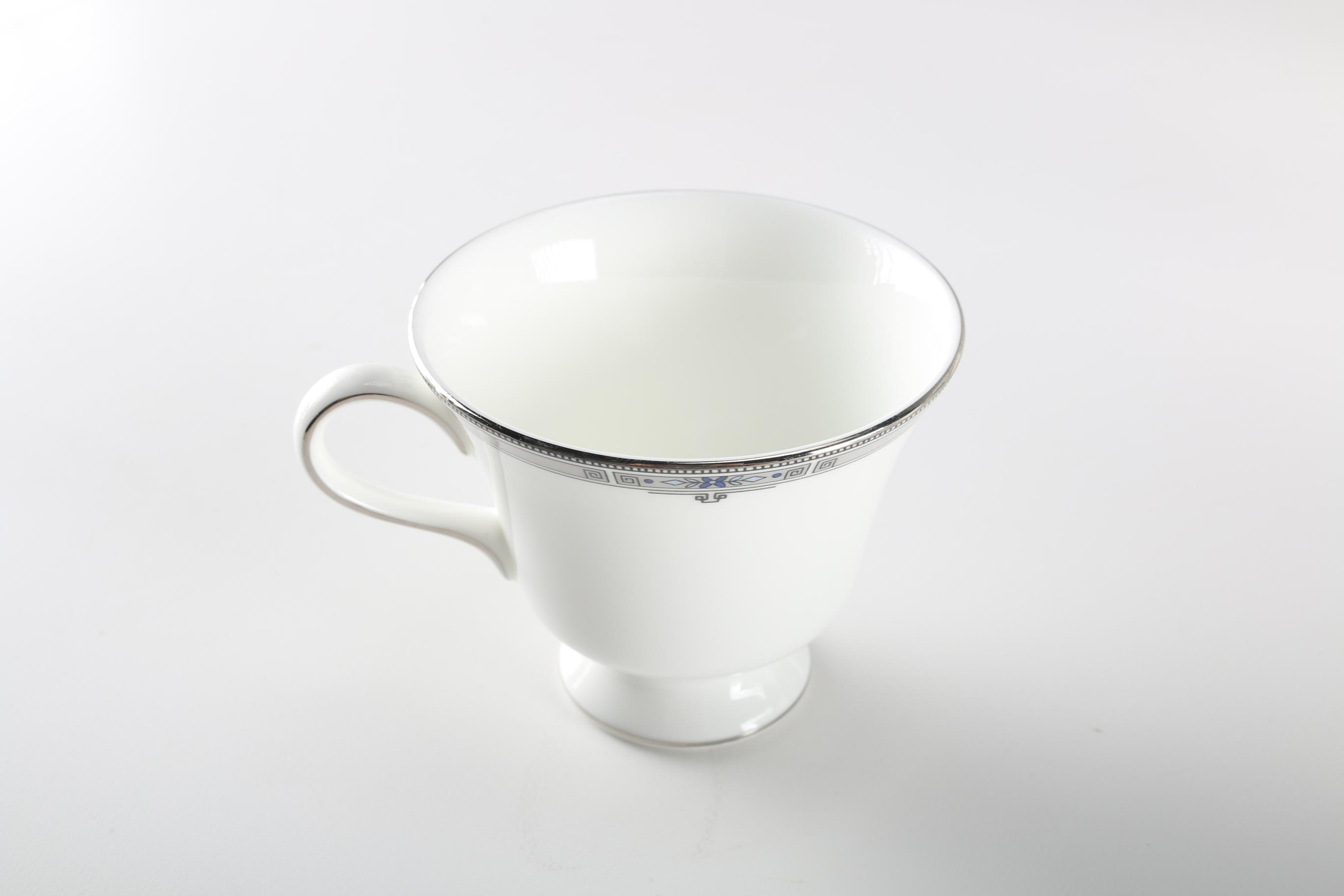 Wedgwood "Amherst" Bone China Dinner Set EBTH