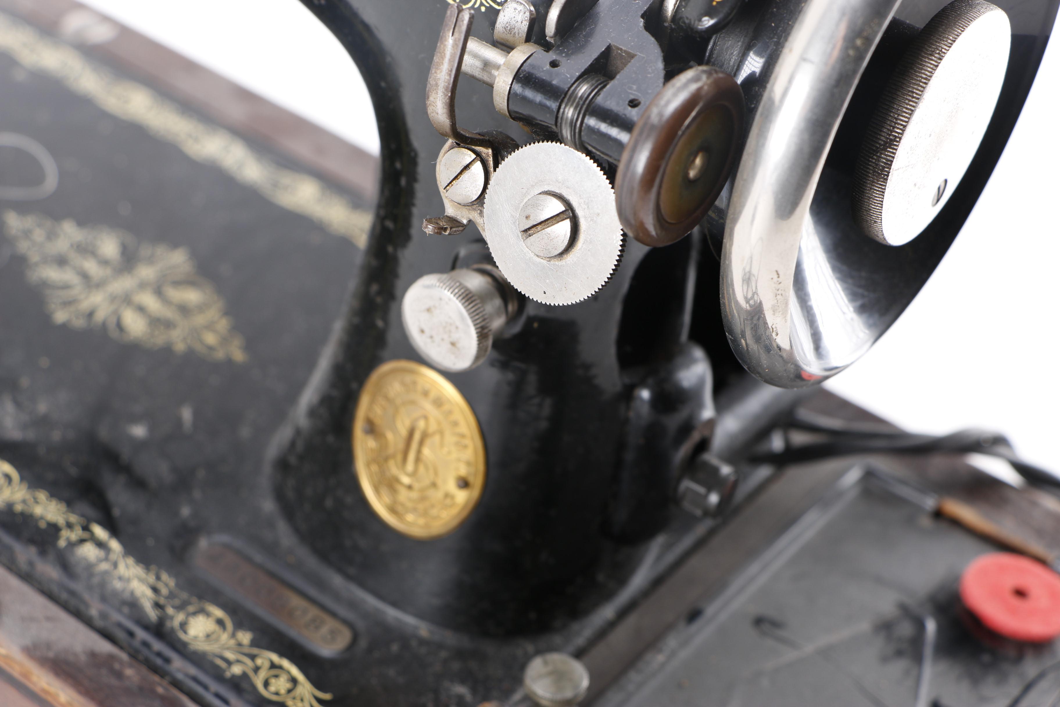 Vintage Singer BT7 Sewing Machine | EBTH