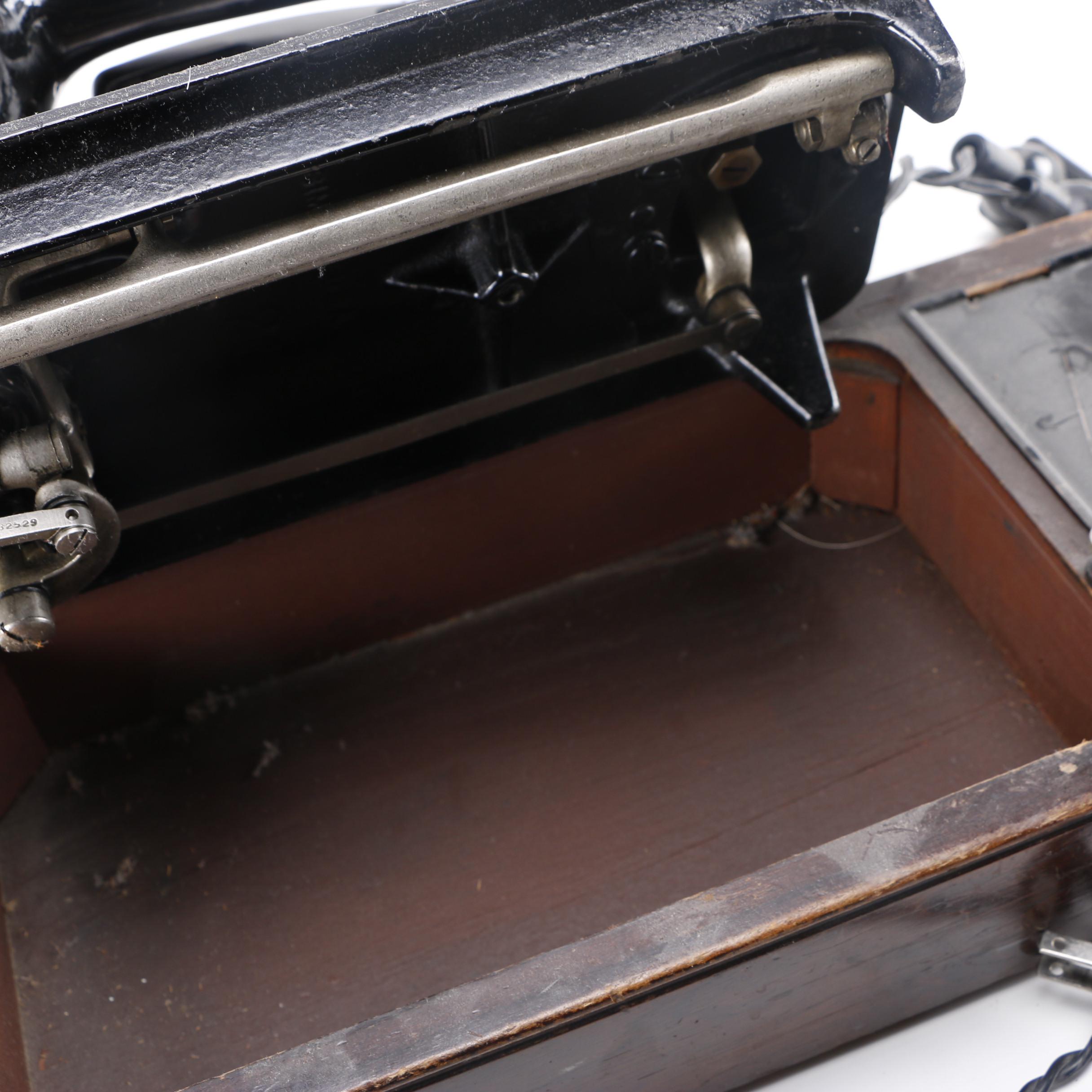 Vintage Singer BT7 Sewing Machine EBTH