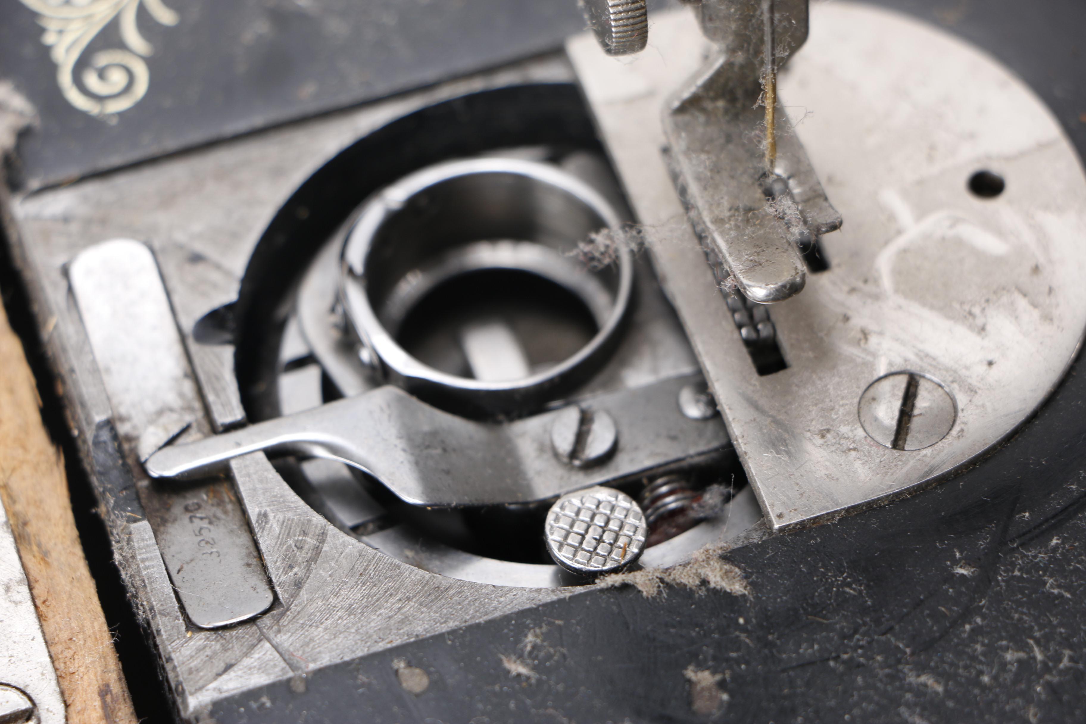 Vintage Singer BT7 Sewing Machine EBTH