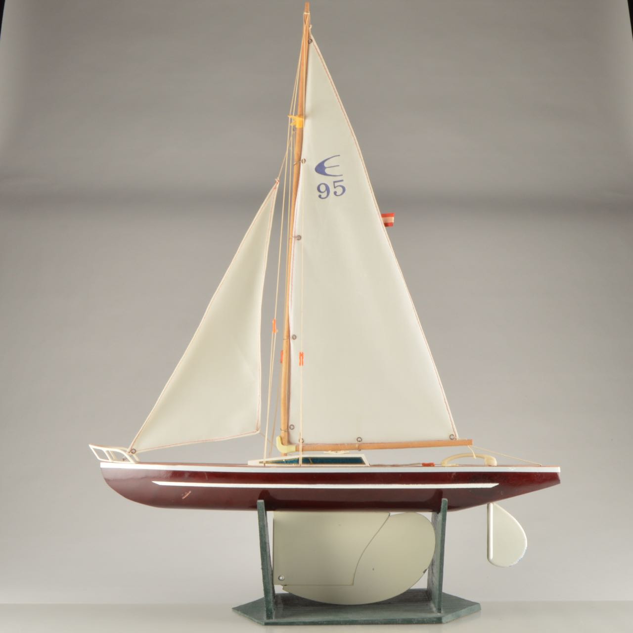 Vintage "GinerYacht" Fractional Rig Sloop Pond Yacht with Stand EBTH