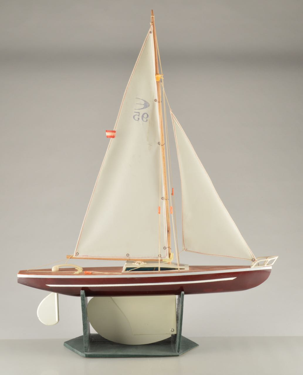 Vintage "GinerYacht" Fractional Rig Sloop Pond Yacht with Stand EBTH