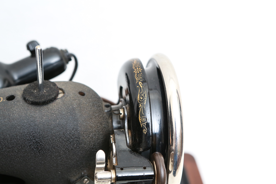 Vintage Singer Electric Sewing Machine Model 99 EBTH