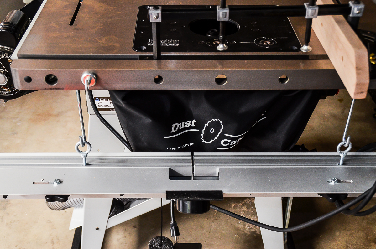 Delta 10 Inch Contractor Saw with Biesemeyer Fence and Integral Router