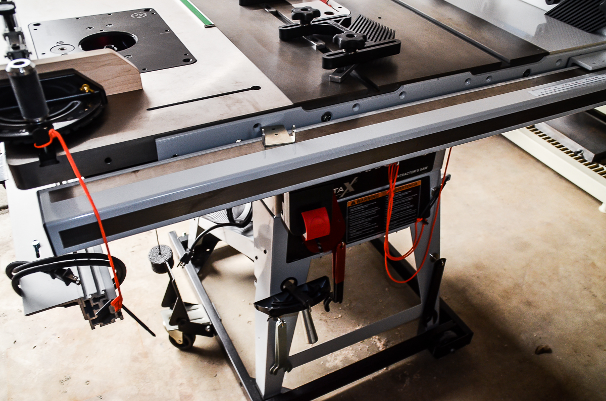 Delta 10 Inch Contractor Saw with Biesemeyer Fence and Integral Router