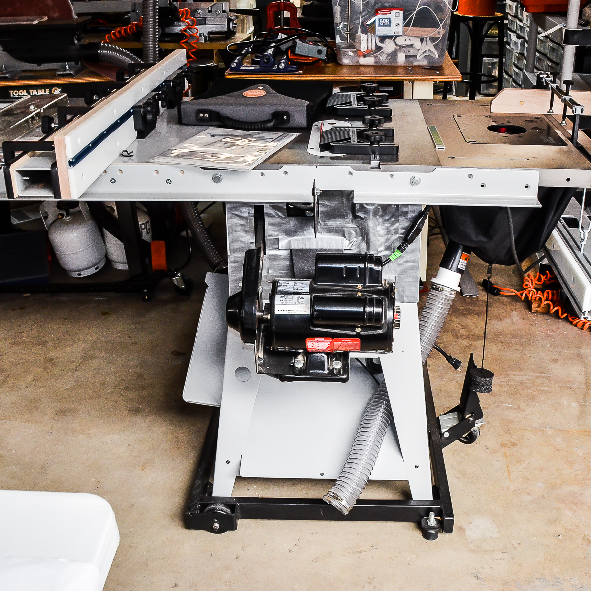 Delta 10 Inch Contractor Saw with Biesemeyer Fence and Integral Router