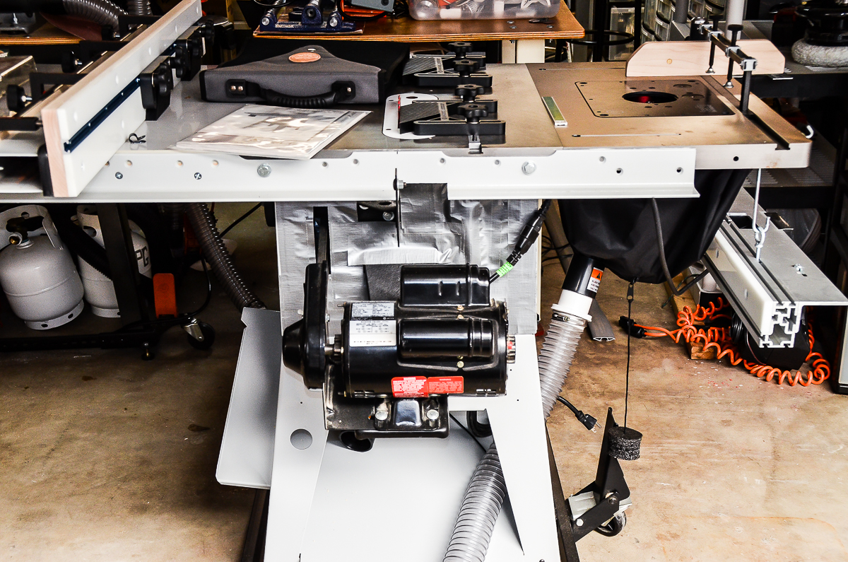 Delta 10 Inch Contractor Saw with Biesemeyer Fence and Integral Router