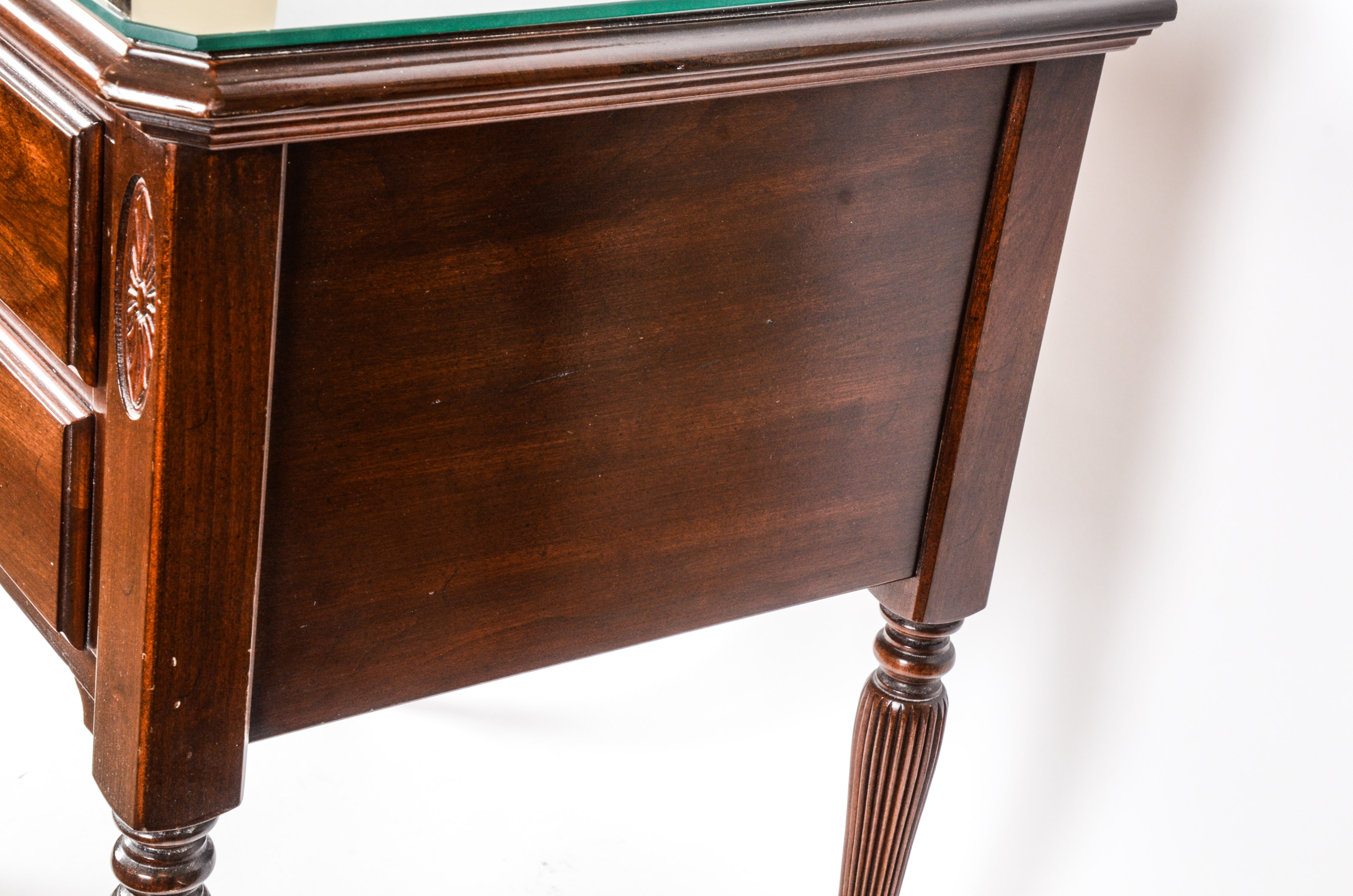 Pair of Ethan Allen Wooden Bedside Tables EBTH