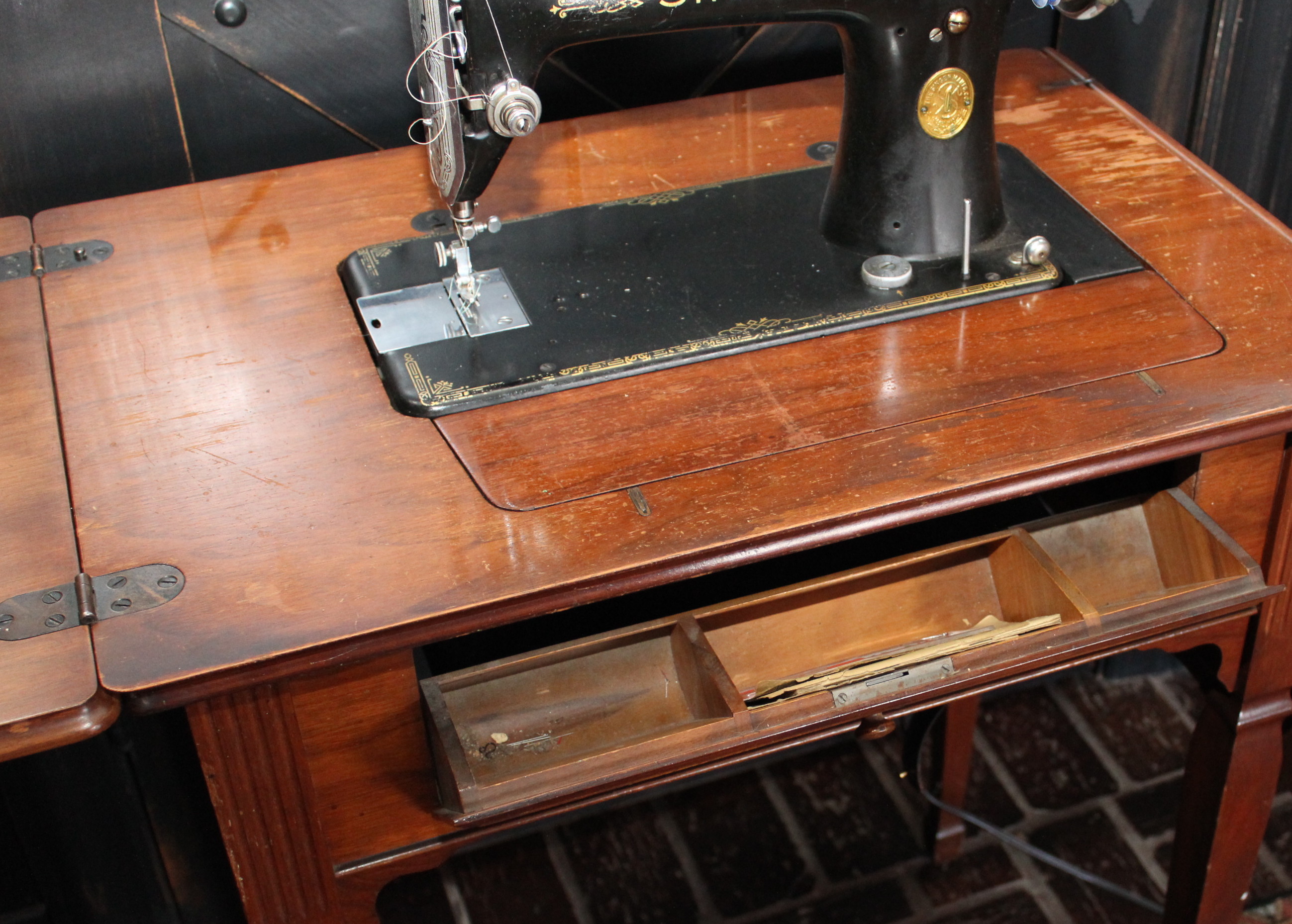 Vintage Electric Singer Sewing Machine And Cabinet | EBTH