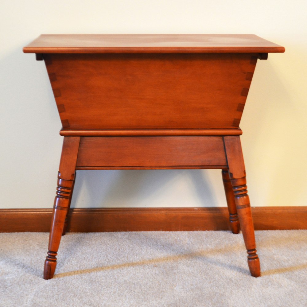 Maple Dough Box Side Table By Willett EBTH pennsylvania-dough-box-table-at-1stdibs