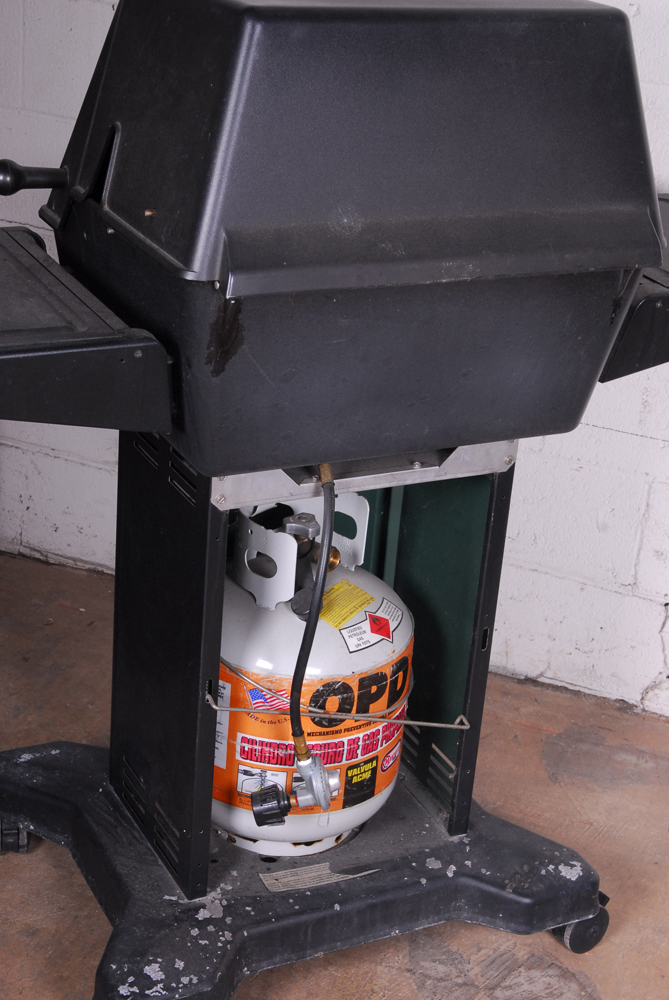 Ducane Gas Grill With Accessories EBTH