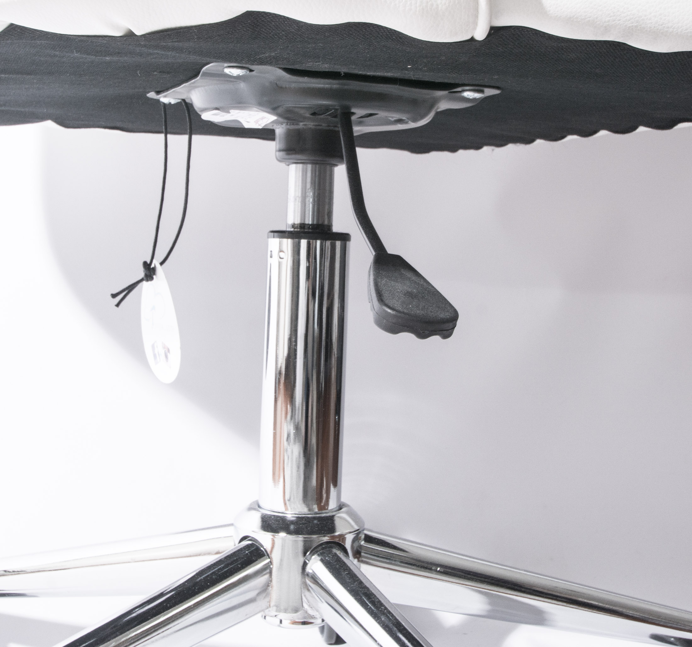 White Leather Rolling Desk Chair by Tainoki EBTH