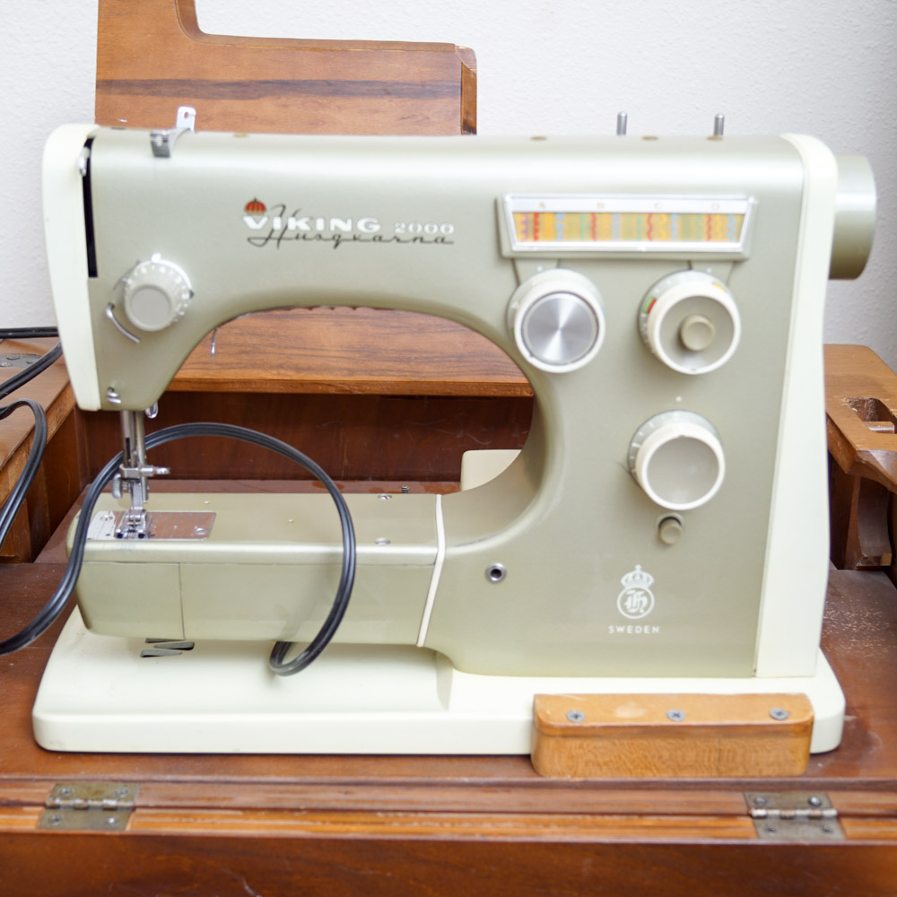 Viking 2000 Husqvarna Sewing Machine and Table EBTH