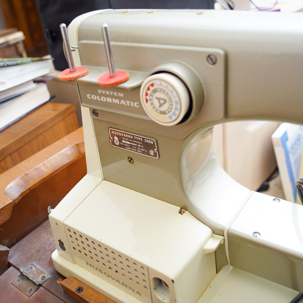 Viking 2000 Husqvarna Sewing Machine and Table EBTH