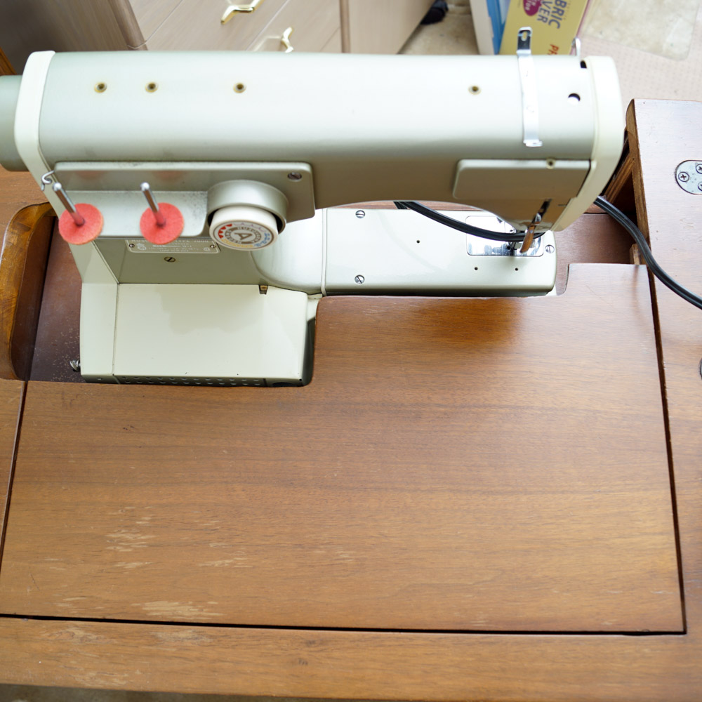Viking 2000 Husqvarna Sewing Machine and Table EBTH