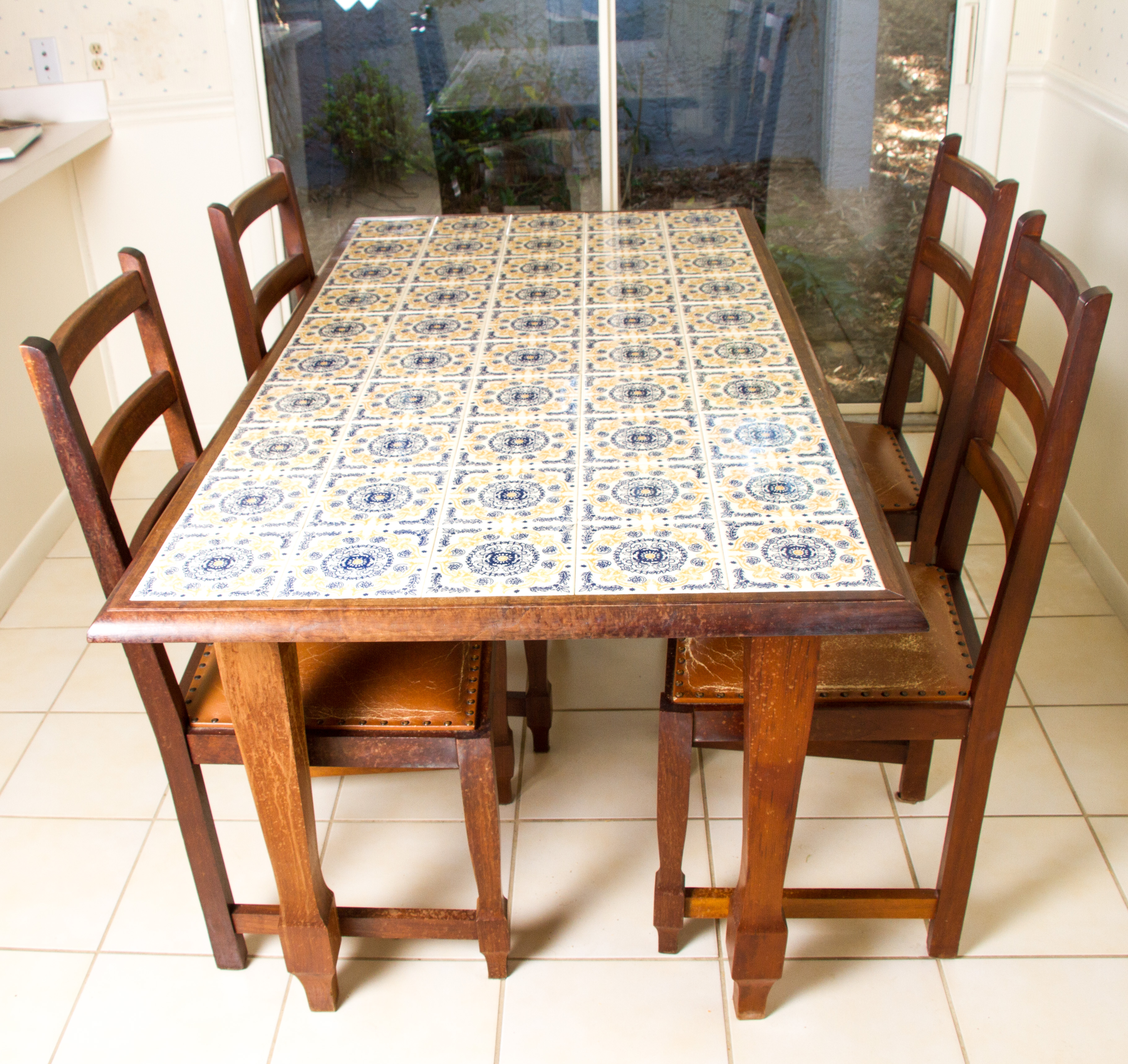 Кухонные столы керамические. Стол с плиткой керамической. Обеденный стол из плитки. Стол со столешницей из плитки. Кухонный стол с керамической плиткой.