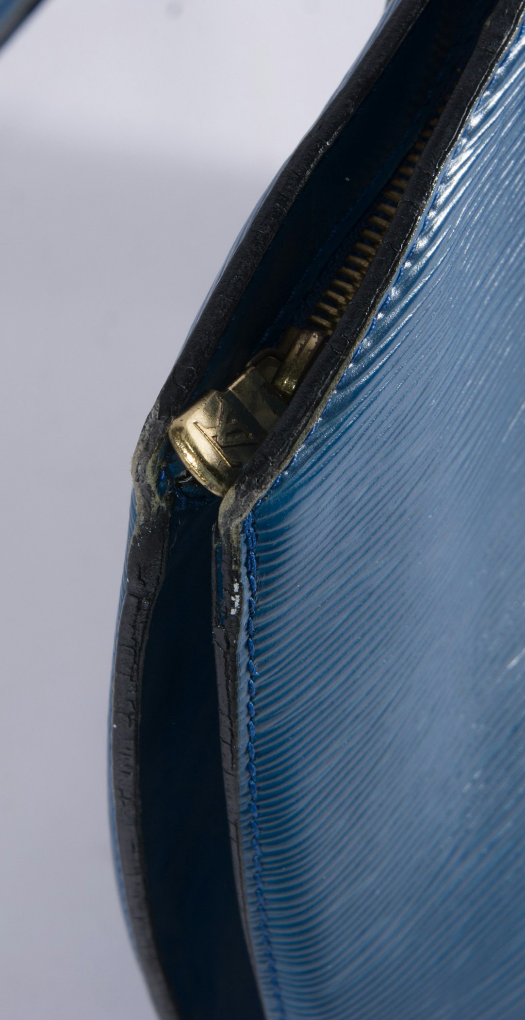 LOUIS VUITTON Grained Calfskin LV Pont 9 Compact Wallet Gris