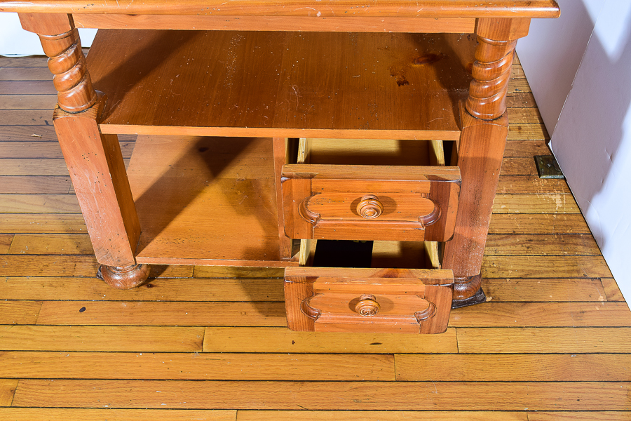 Broyhill Side Table With Turning Details EBTH