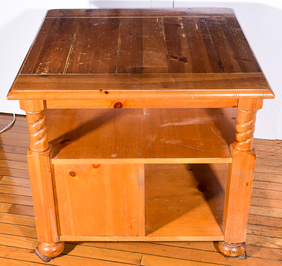 Broyhill Side Table With Turning Details EBTH