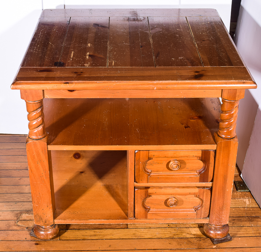 Broyhill Side Table With Turning Details EBTH