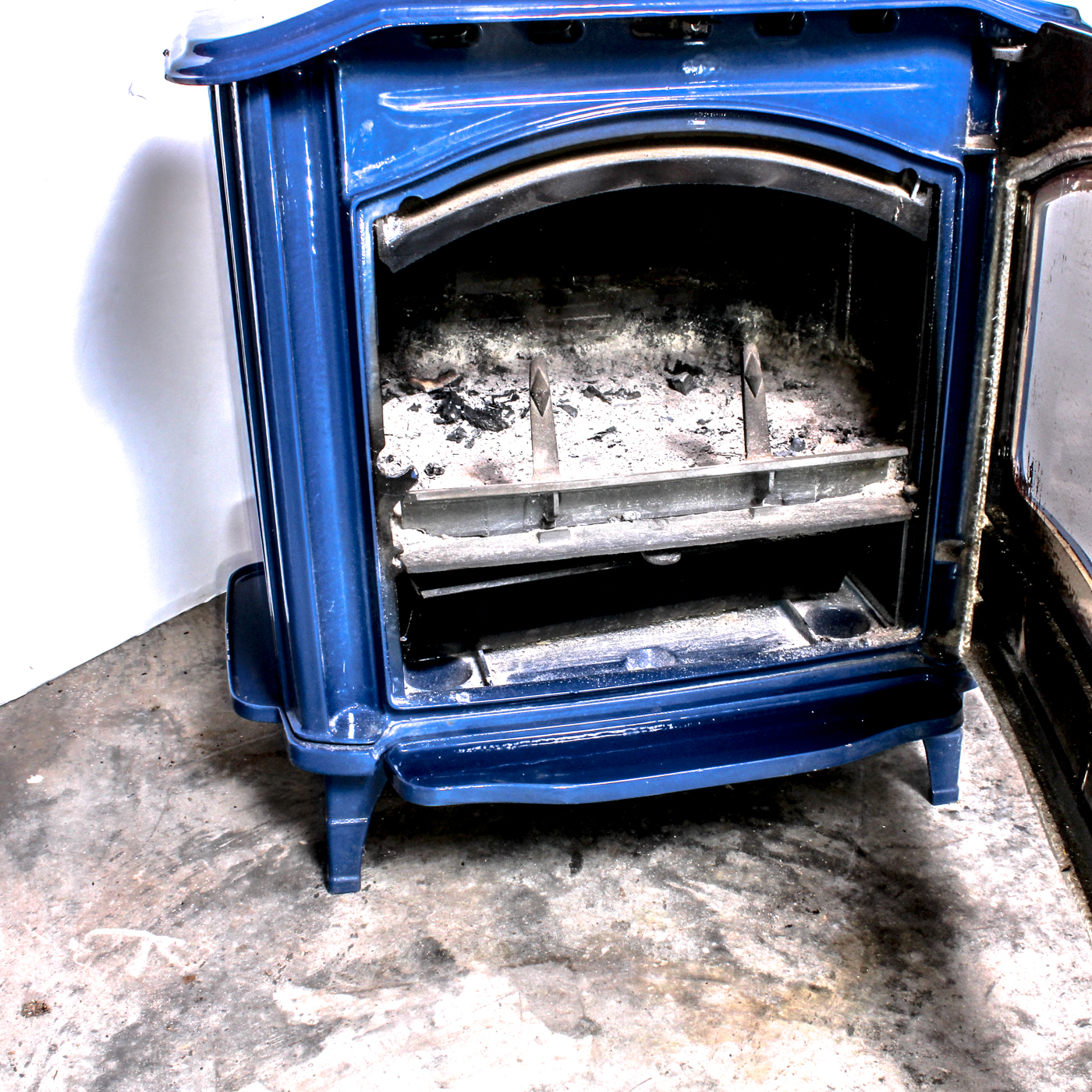 Efel "Symphony" Cast Iron and Enamel Wood Burning Stove EBTH